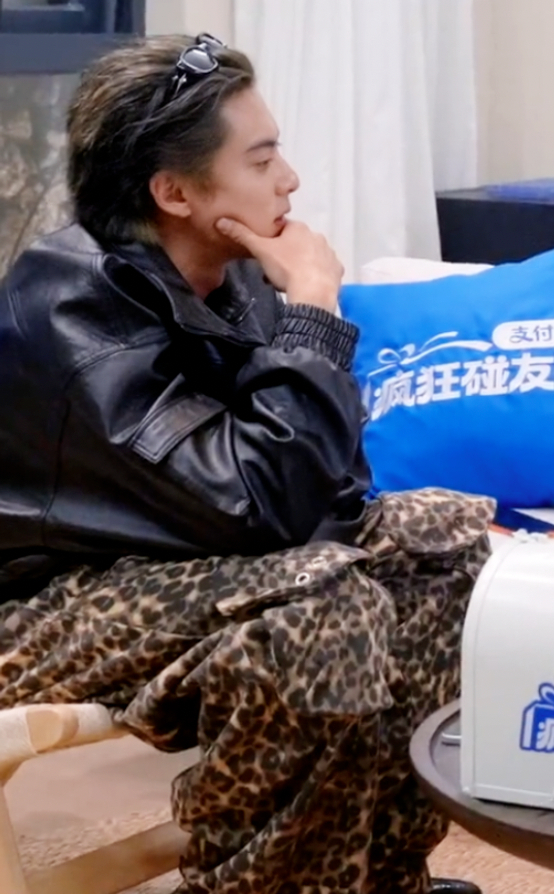 王鹤棣这一身我好喜欢！！！可惜只出现在聊方案的时候，这么帅的衣服为什么穿了一下就