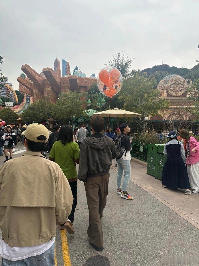 上迪偶遇董思成在上迪偶遇小董也太幸福了吧！乐园本身就充满快乐，再加上碰到喜欢的人