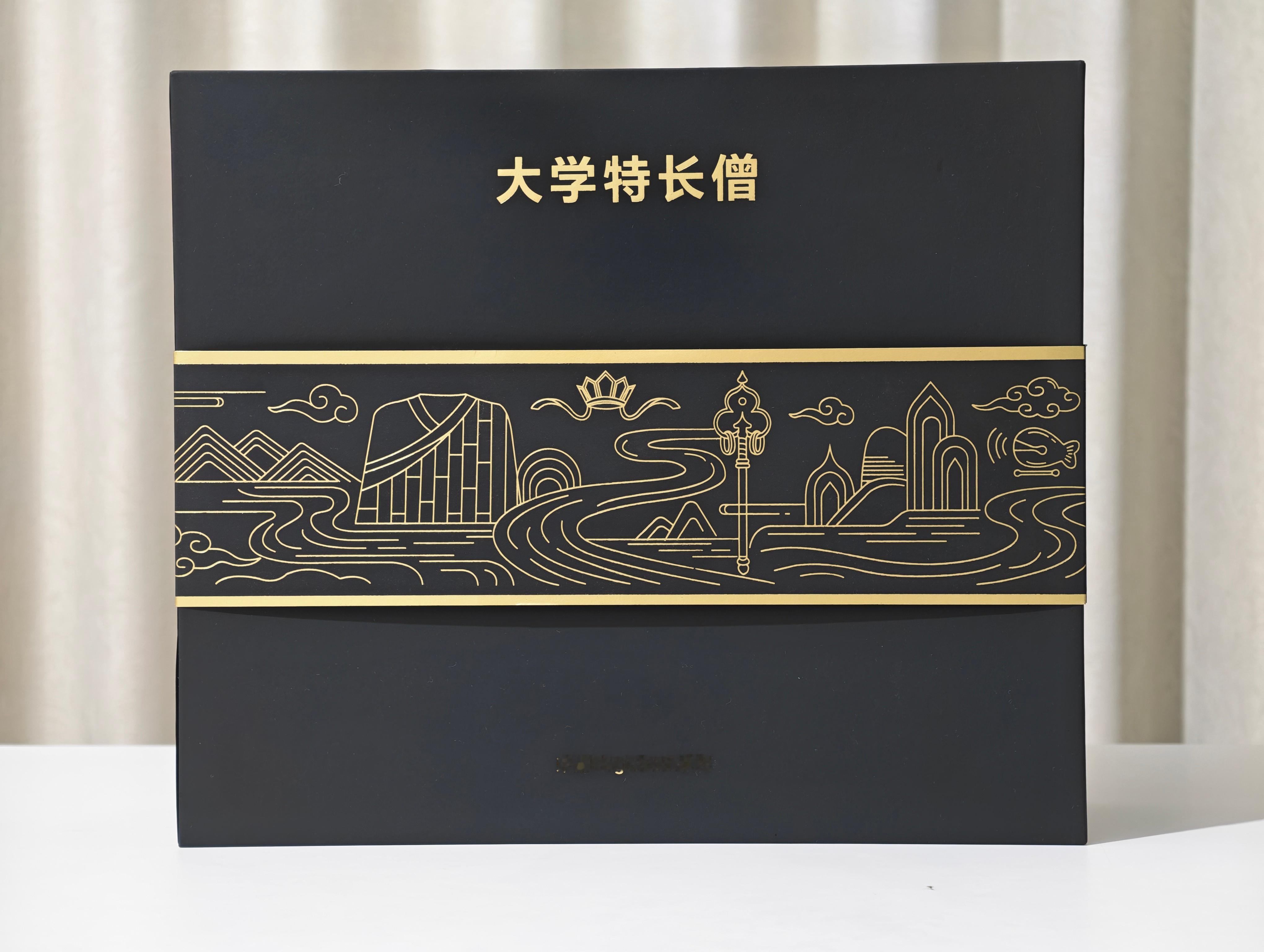 晒晒收到的荣耀笔记本礼盒“大学特长僧”，里面竟然有袈裟、木鱼、真经，荣耀可真会整