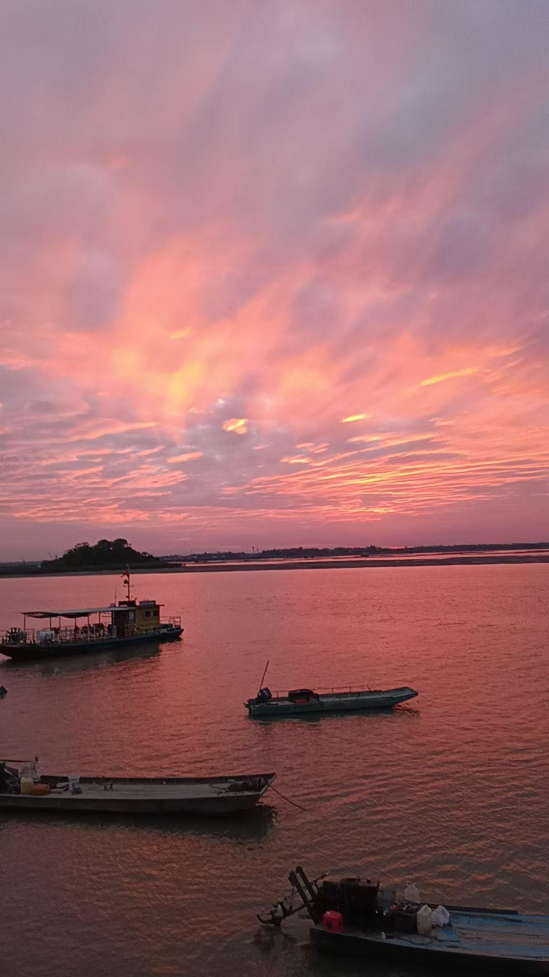 冬日生活打卡季 冬日真是个适合慢下来生活的季节。早上7点，裹着毛绒睡衣煮上一壶陈