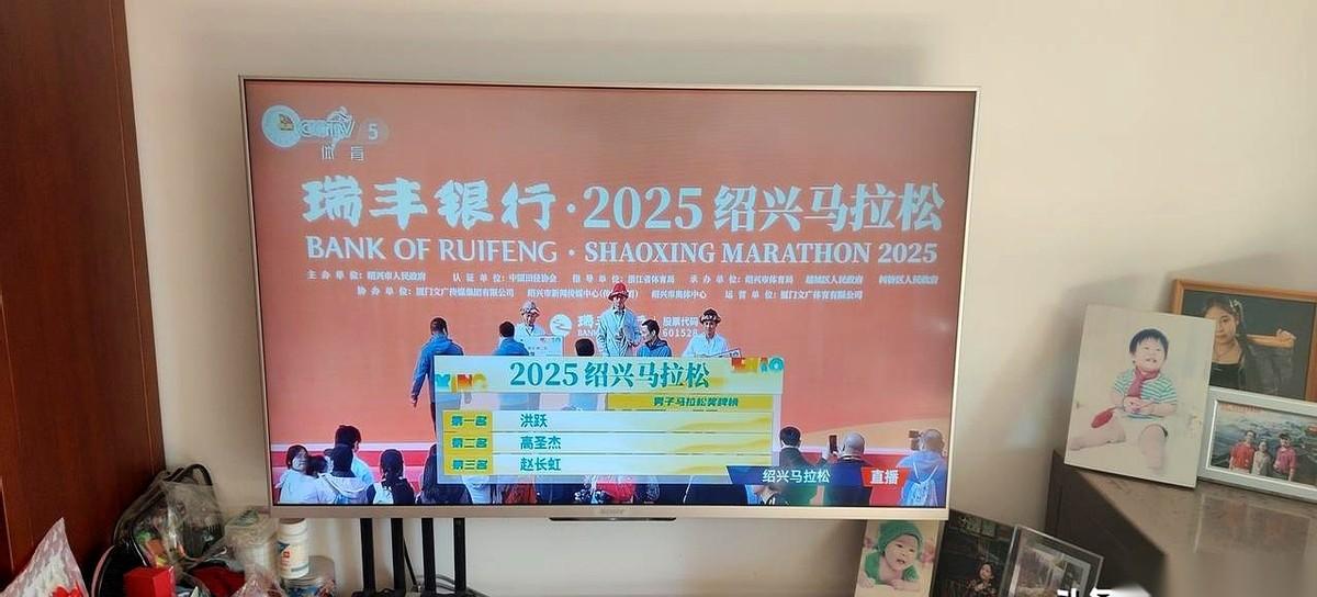 破天荒！今天这场马拉松，冠军是中国人！亚军是中国人！季军，还是中国人！
看了这么