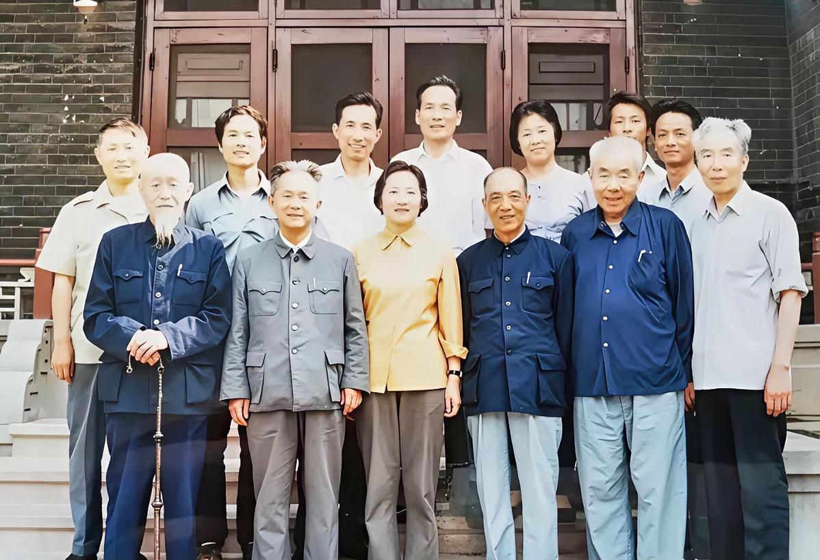 他是党内“小个子巨人”￼￼￼之一，参加长征，曾任山东省委第一书记、军事科学院副院