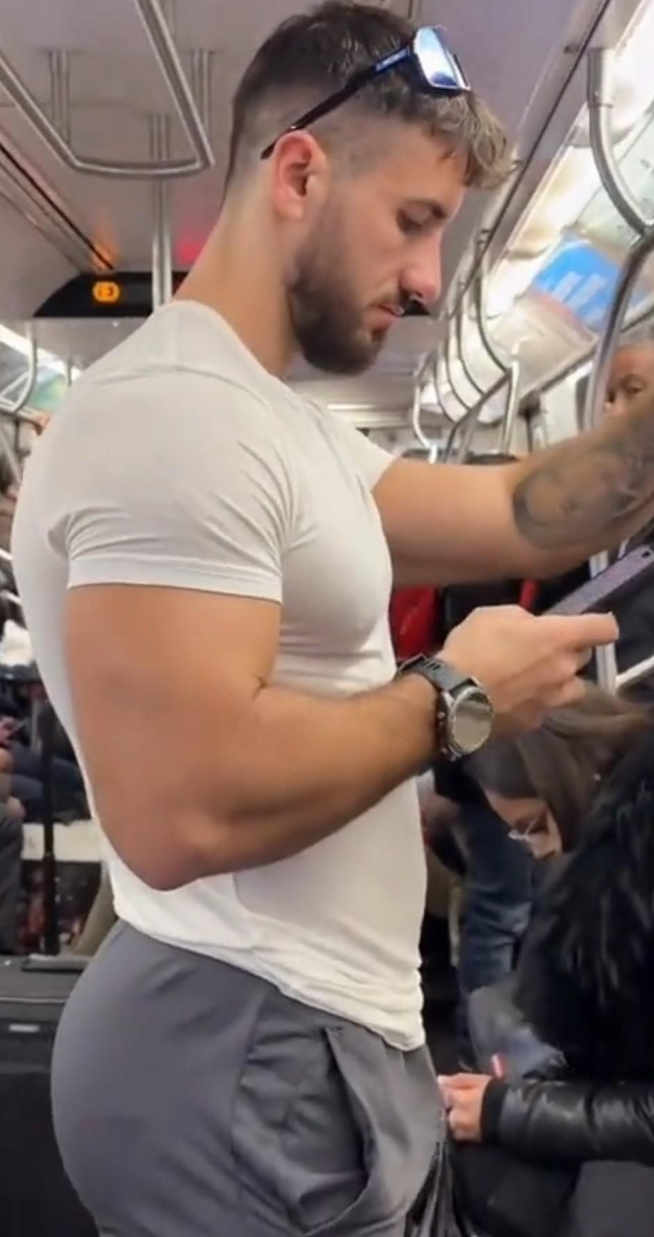 动车上偶遇一个国外的帅哥，身材太棒了，这身材谁受得了啊，简直都犯花痴了，抛开身材