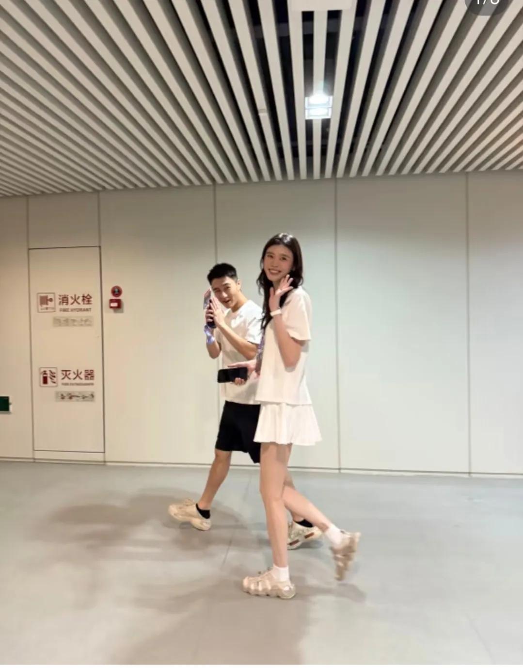 奚梦瑶，脚上这鞋子出镜率真高。