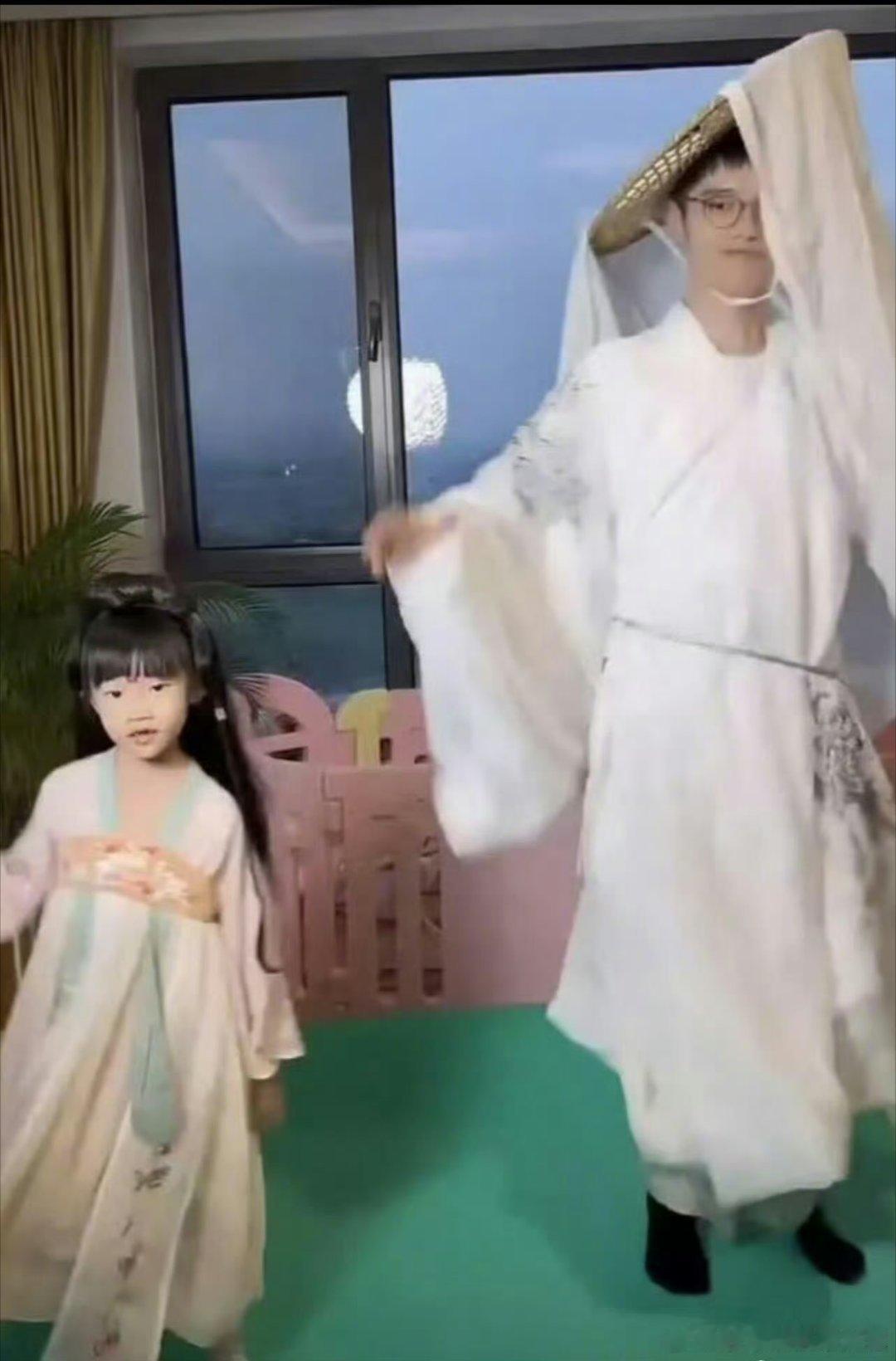 #麦琳退掉的汉服#麦琳退掉汉服不只是衣服，还影响了小女孩的自信和面子。不行的话，