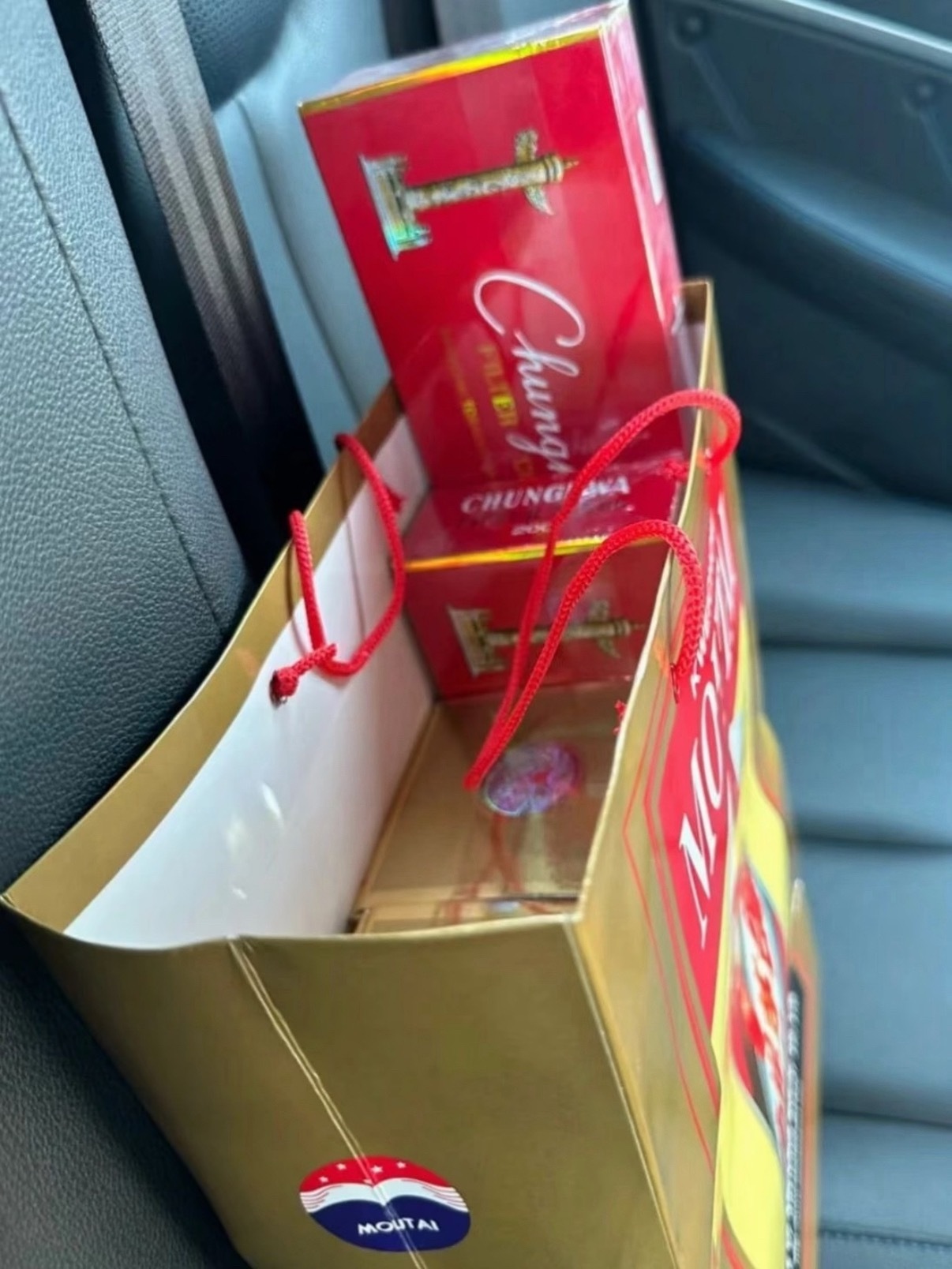 茅台的红丝带原来是这样用的除了红丝带，茅台的手提袋也是精心设计过的。装2瓶空荡荡