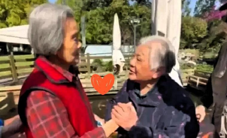 四川icon 95 岁老人出门散步，遇到 1 位 96 岁老人。唠嗑时，竟是发现