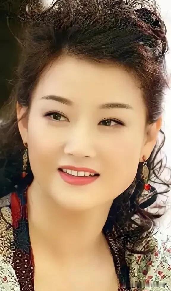 她真好看，长着一副国泰民安的脸，是明媚大气、自信舒展的美啊，娱乐圈里面的歌手能有