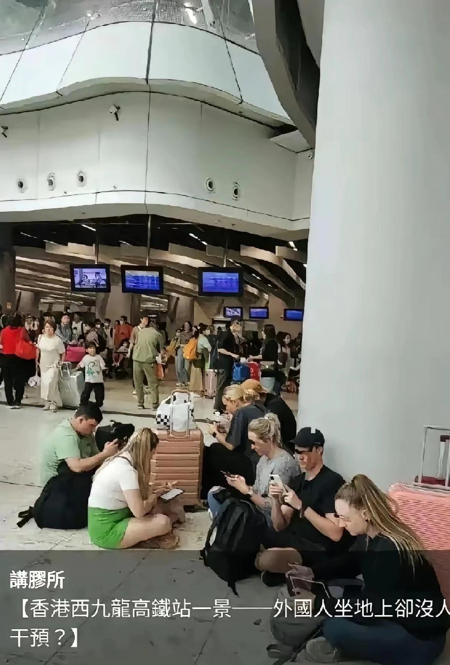 听说香港人爱送轮椅，怎么对外国人就视而不见？还是说只对大陆同胞有这个福利？