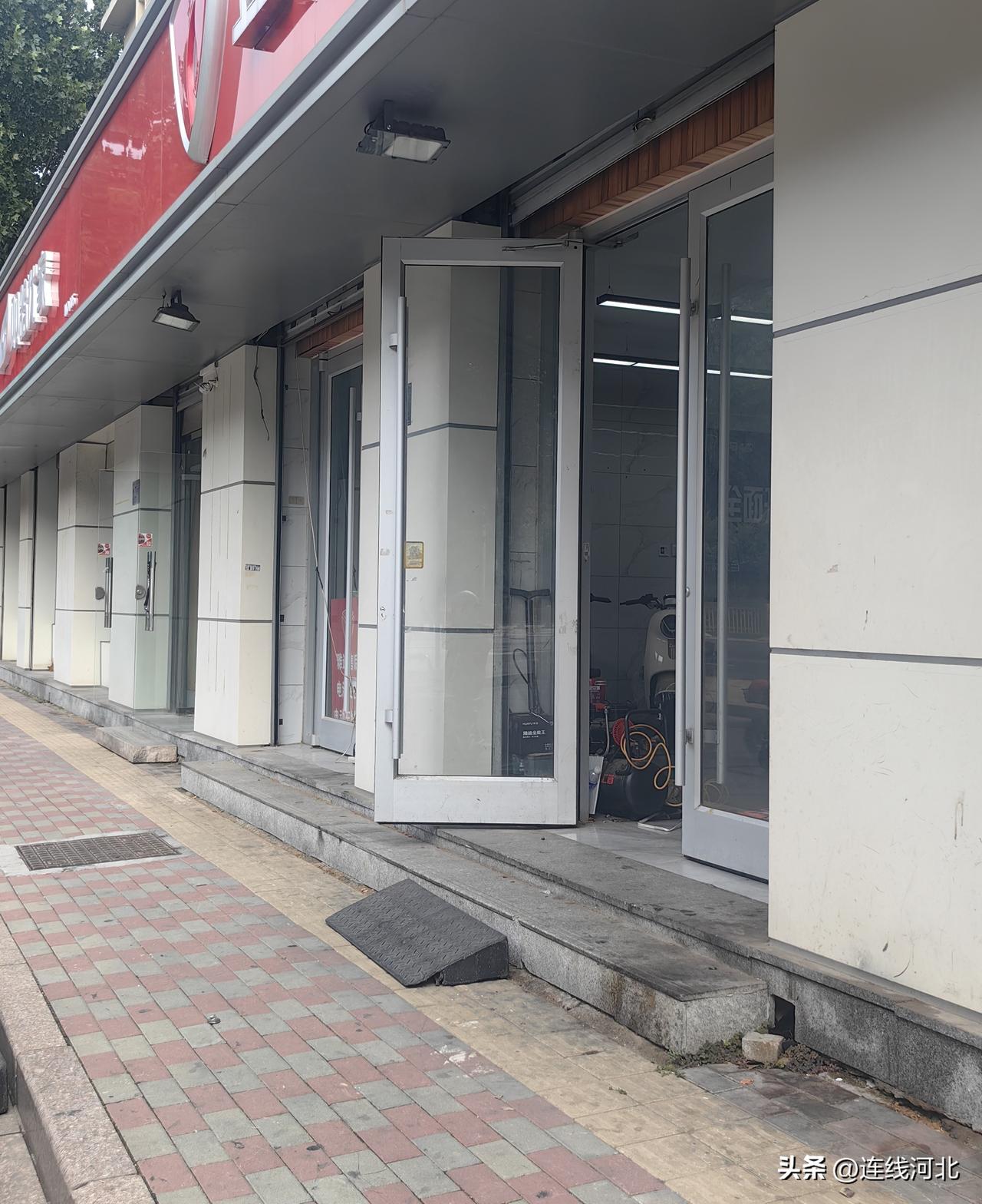 人行道属于公共通行区域，盲道是视障市民出行重要保障。私设坡道缩小通行宽度，容易绊