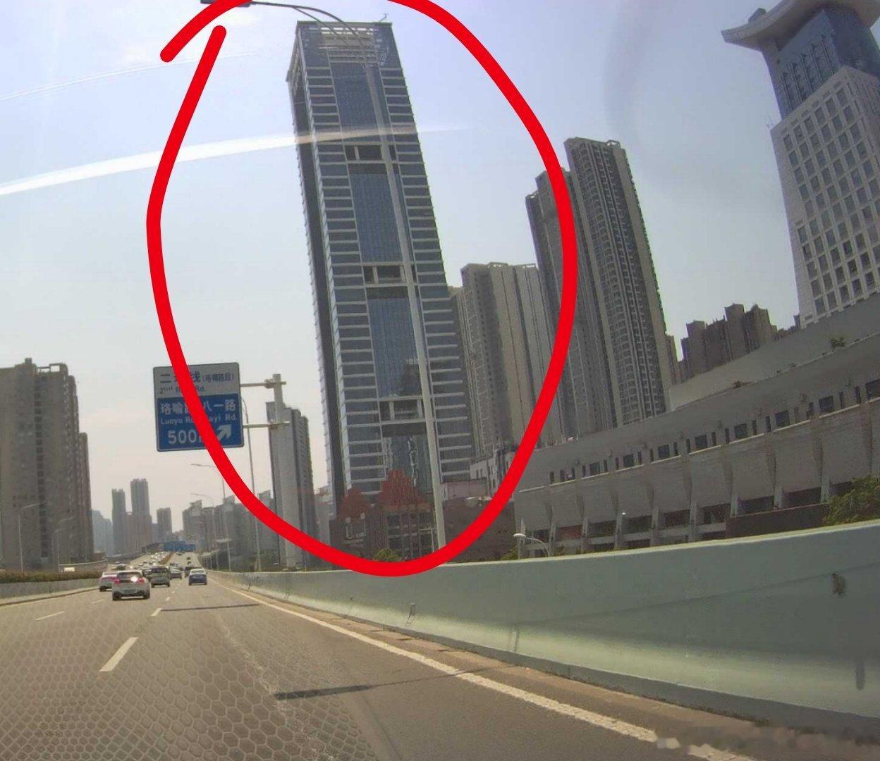这栋楼是才建的吗？行车记录仪的角度问题，实际上这栋楼不比旁边钻石大厦矮啊，长江出