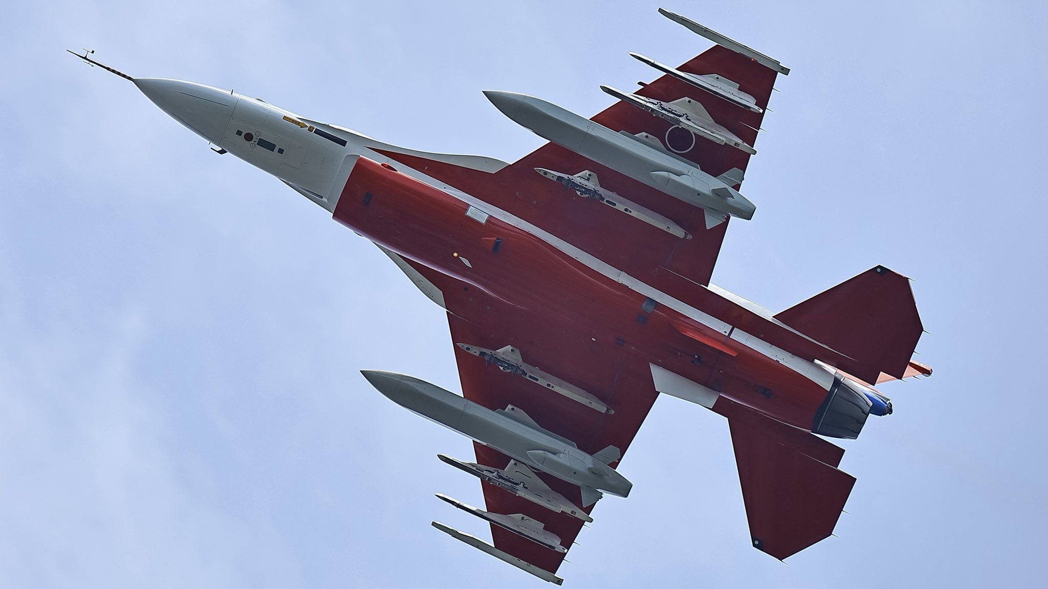 日本的“拍机大手子”们昨天在岐阜基地附近拍到了挂载新型空射亚音速巡航导弹首飞的F