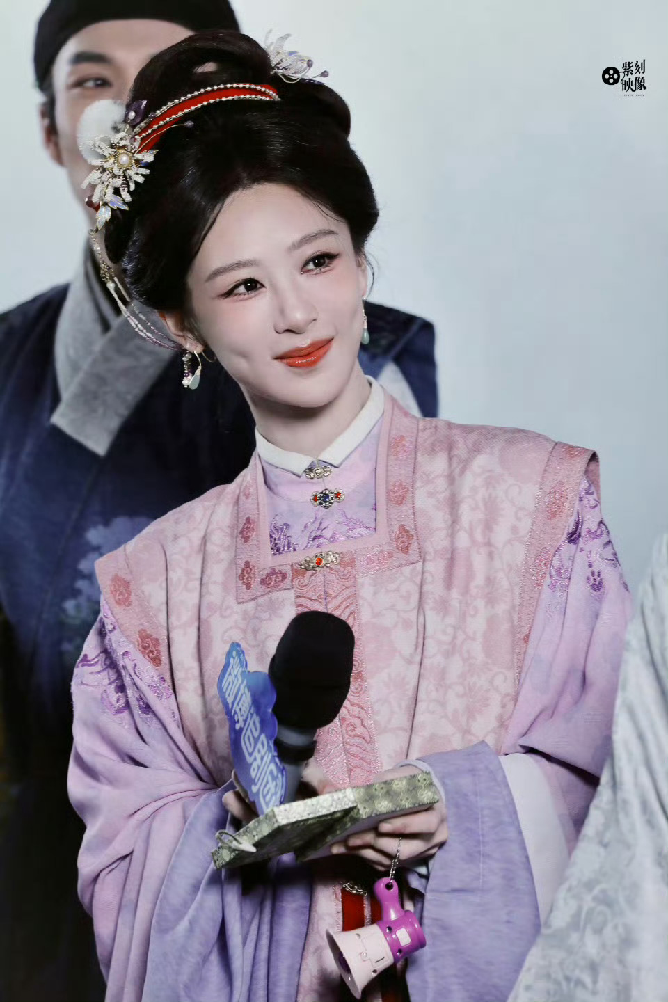 杨紫还原李祯造型亮相 金鹤龙给杨紫化温婉世家妆今日份家业追剧团全员古装造型