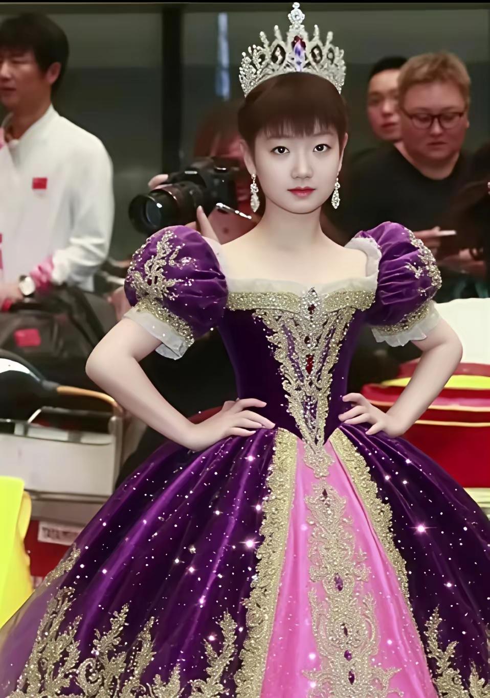 美丽的草原我的家
最靓的花儿是莎莎
草原就像绿色的海
鲜花朵朵花漫天涯

莎莎的