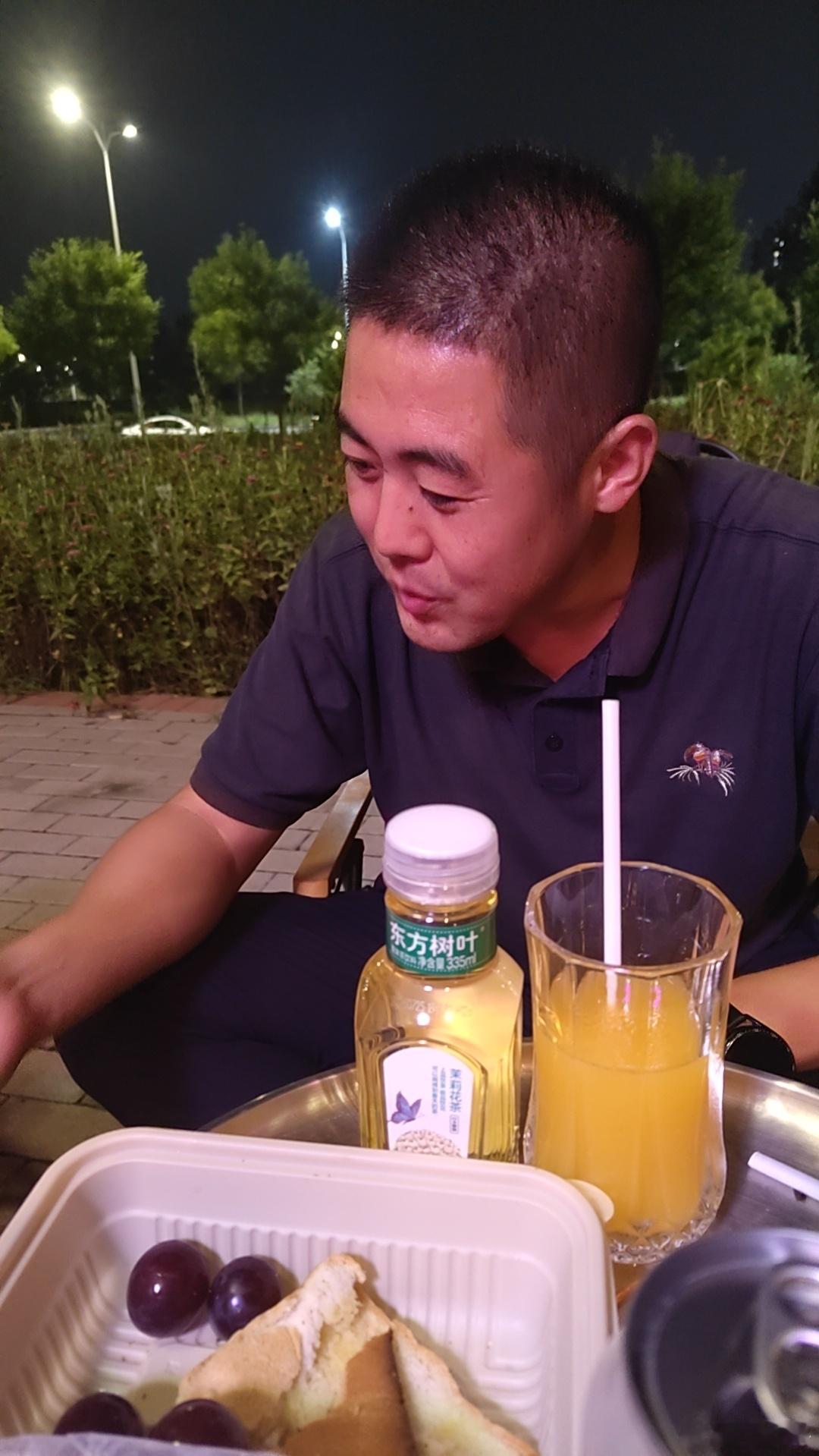 什么叫酒？就是那个喝多了说下次不喝了一到那氛围又不知不觉今朝醉的那个饮料还说自己