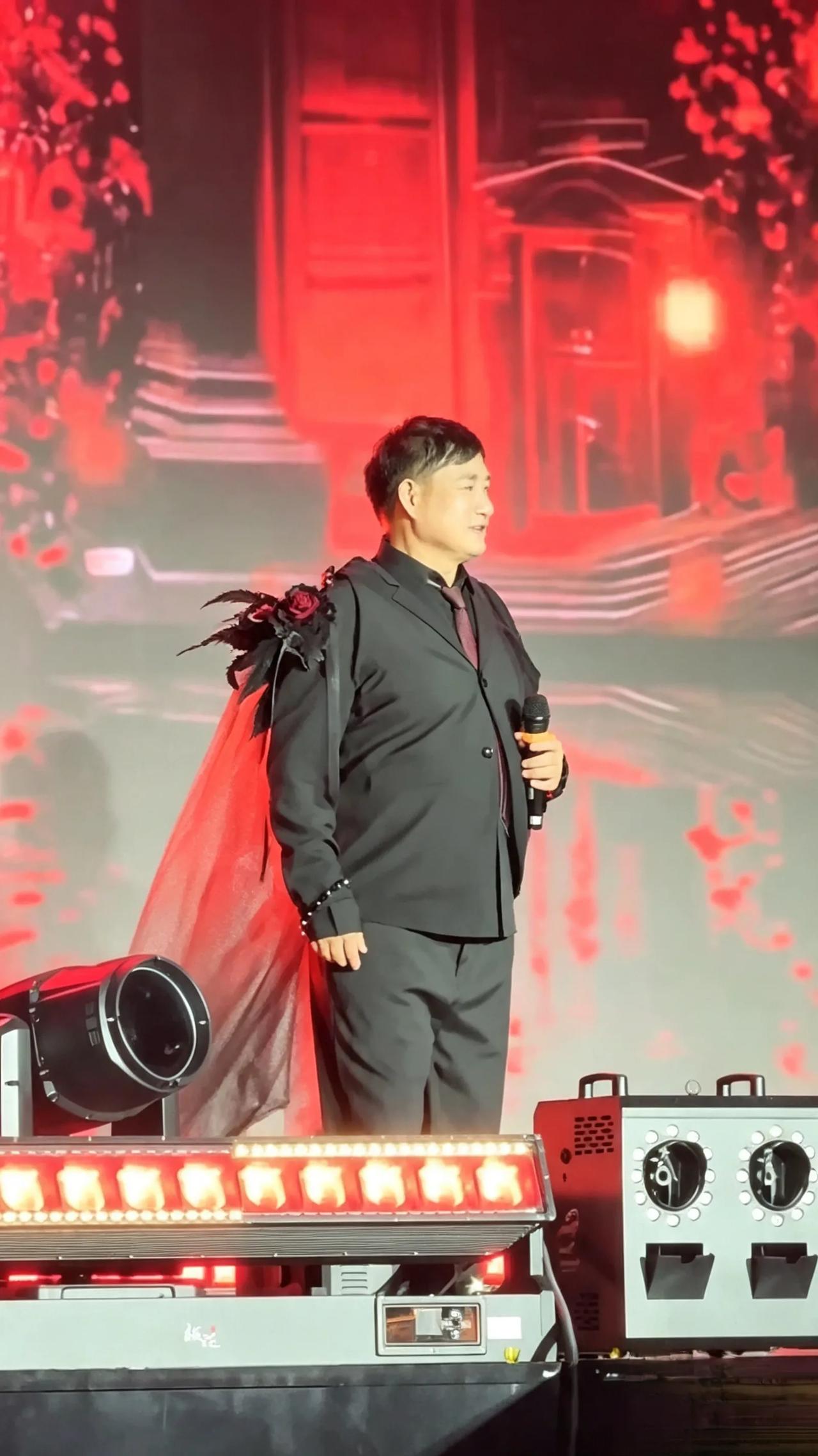 反差十足！朴素大衣哥身披华丽披风登台，大家能接受吗？
 一向以朴实示人的大衣哥，