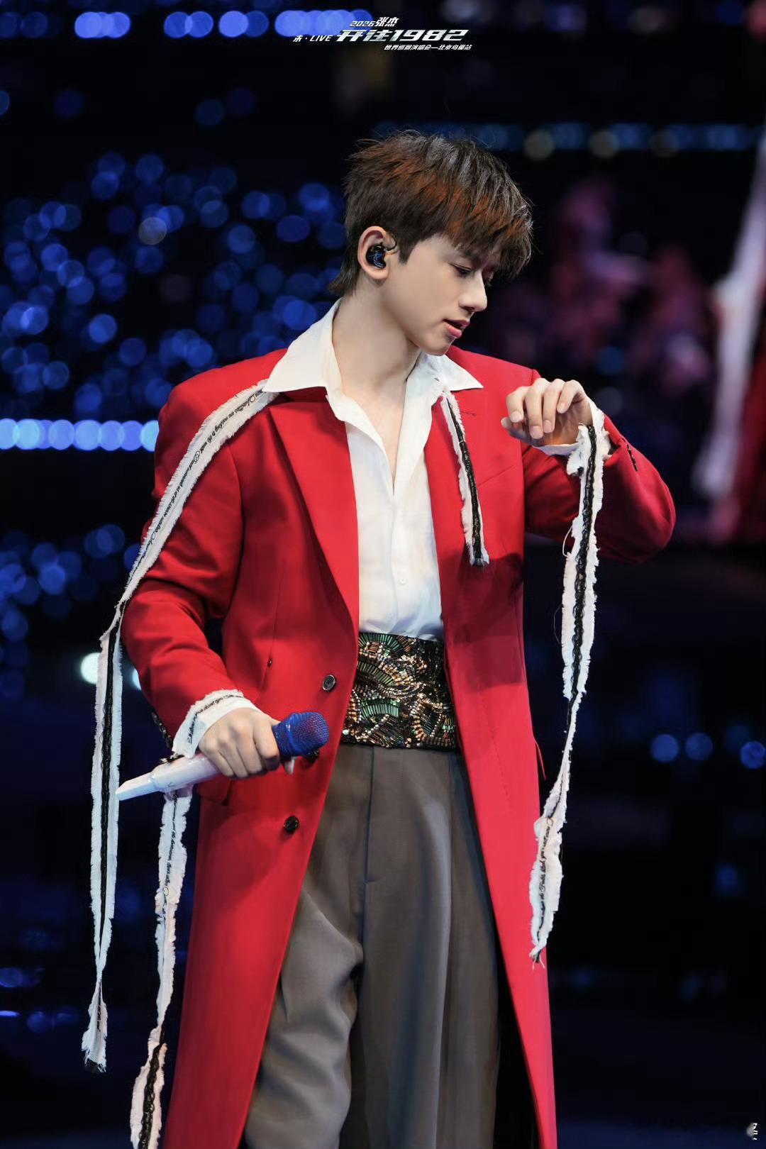 张杰在演唱会现场当幼教🎤谁能想到张杰演唱会直接变幼儿园音乐课!张老师蹲在台上逐