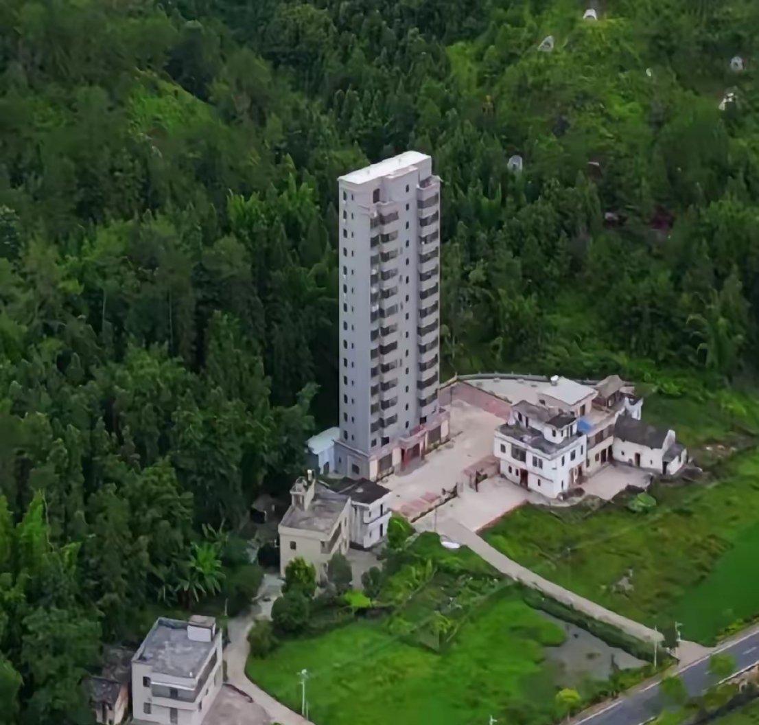 广东农村，12兄弟建一栋13层楼房，每人一层。[赞] 