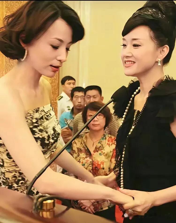 不知因为哪一件事，竟然让央视原著名美女主持人董卿显得一脸的消沉和忧虑，而歌唱家姐