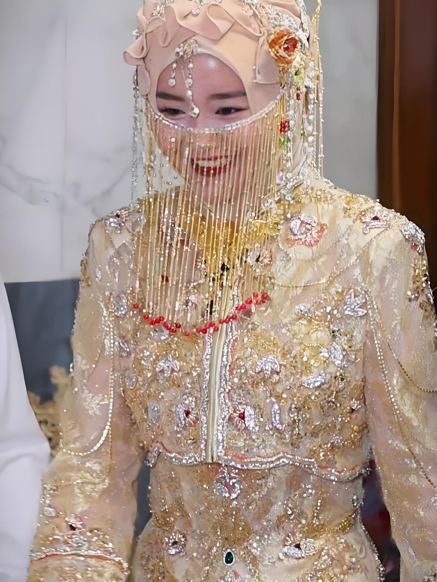 我还是头一次见新娘子戴珍珠面纱，感觉像少数民族的公主，太美了！ 