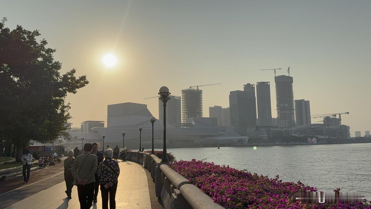 今天是5月8日，星期五！

人生本是一场独行，靠人不如靠己，心安即是归处。

不