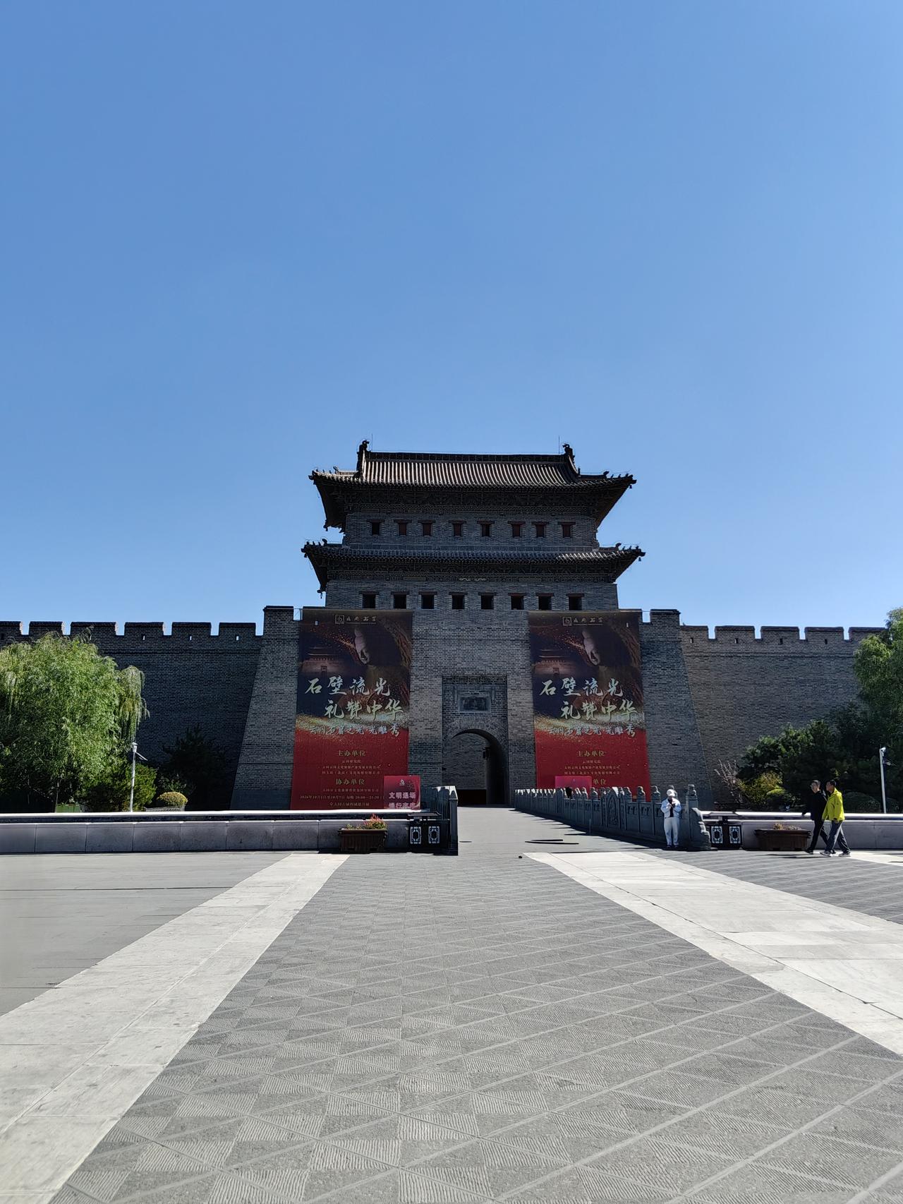 古城墙上散步。
早晨我们从住地步行1.7公里，走到清远门，登上城墙散步，正好消耗
