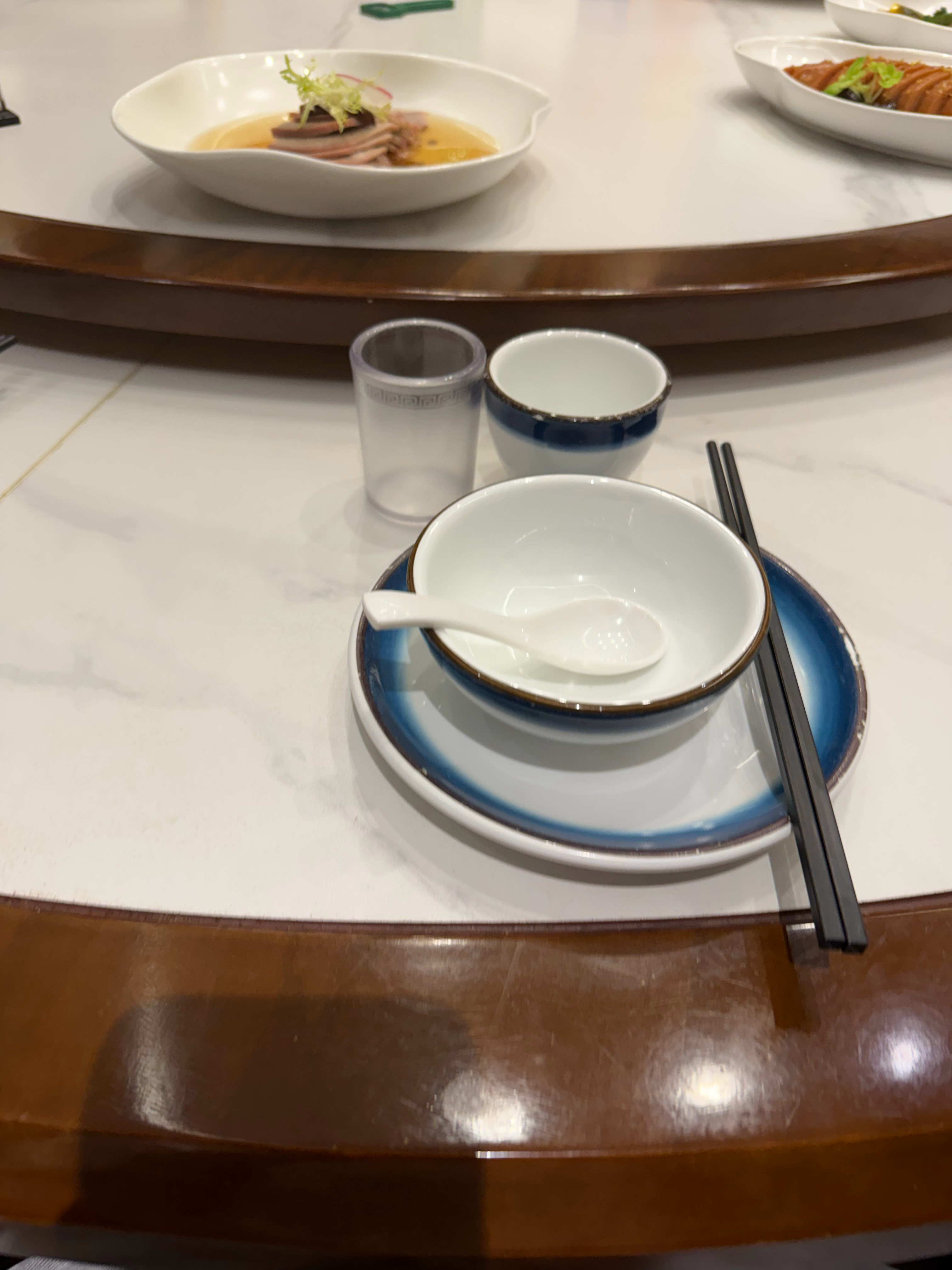 参加升学宴，我爹没来，主家给我按在主位了