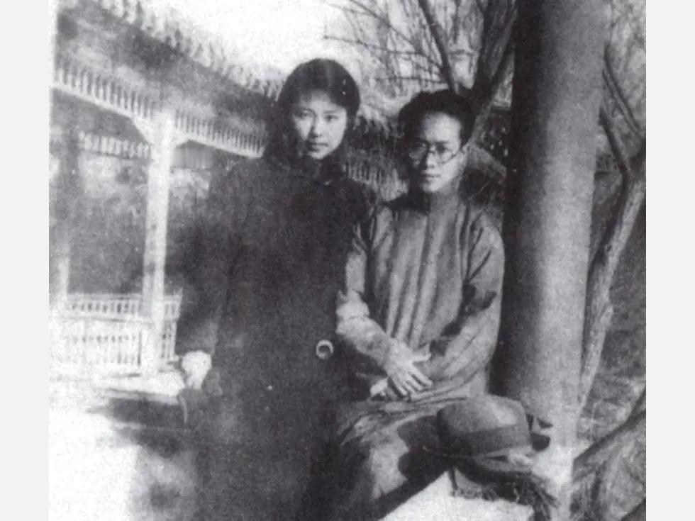 [微风]1949年，沈从文喝下煤油割腕自杀，被救后想要拽住妻子张兆和的手，却被冷