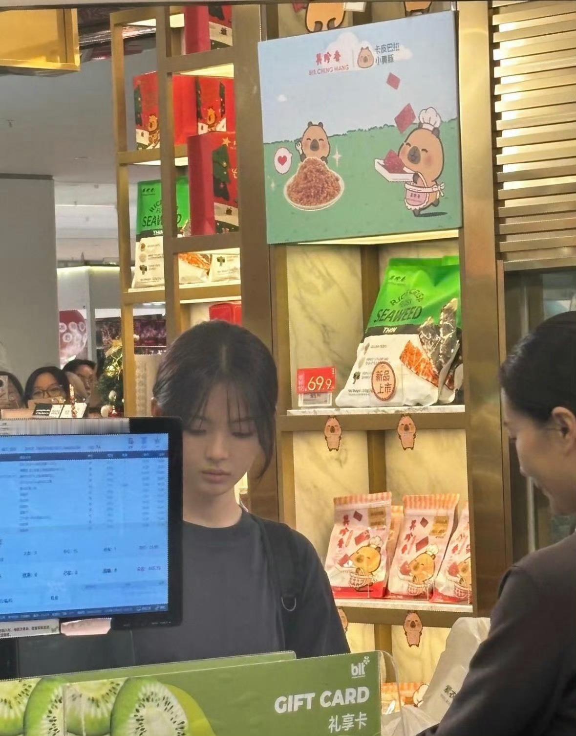超市偶遇到的 这素颜真的很顶 完全可以当明星了吧 要不也不会这么多人拍 