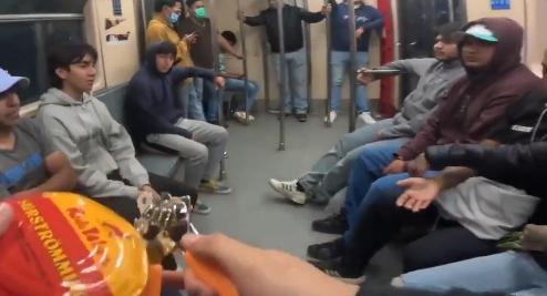 【🐟 一名墨西哥男子决定试试在 subway 上打开一罐瑞典臭名昭著的发酵鲱鱼