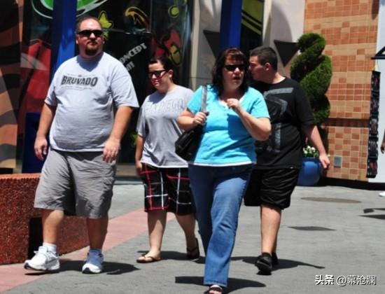 在美国，你要是看到一些体态肥胖，屁股大并且满身是肉的人，放心那大概率是穷人；而看