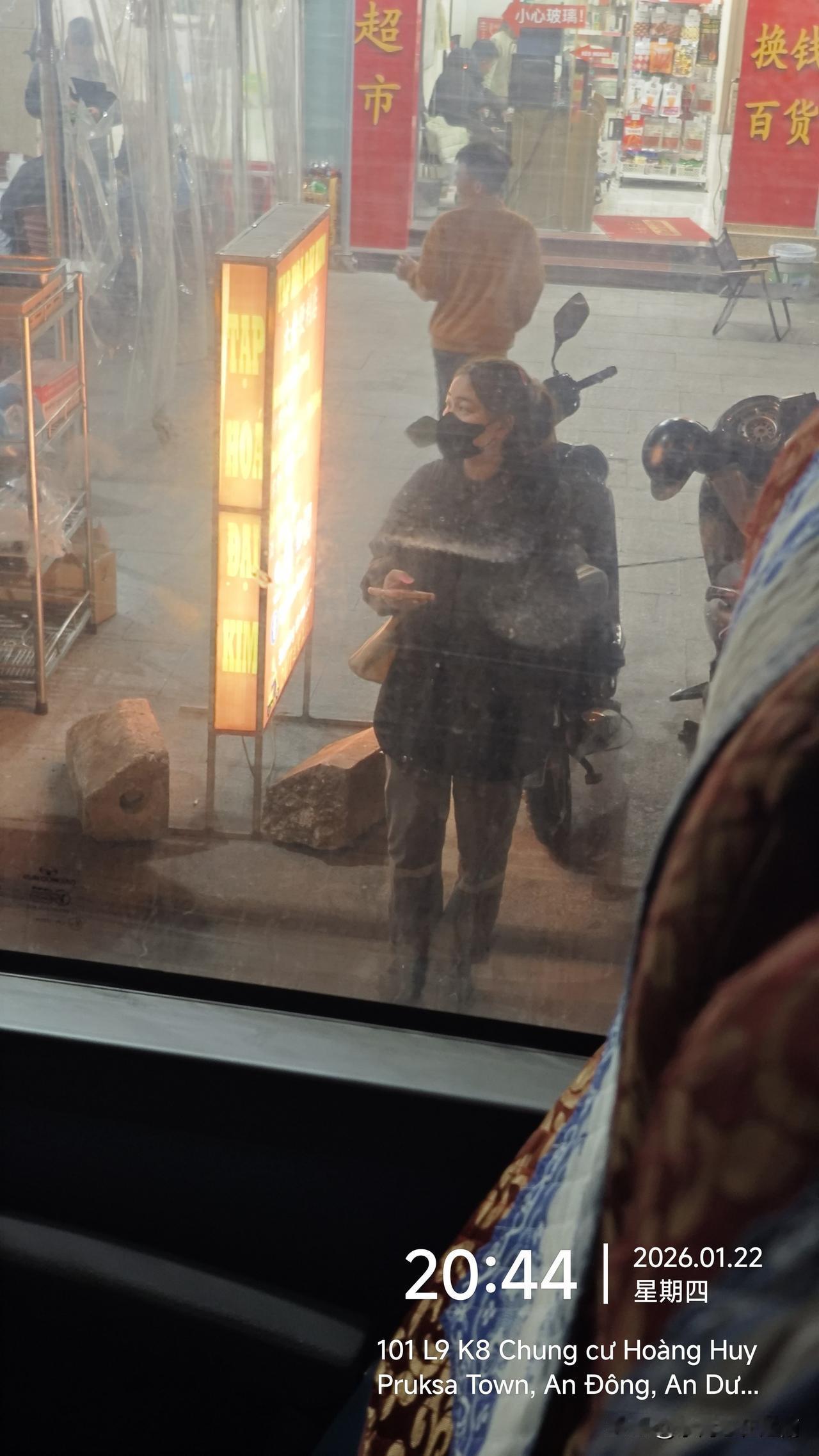 越南本土企业也照样有夜班，我们下班时，就是他们上班的时间。看这个姑娘的穿着，应该