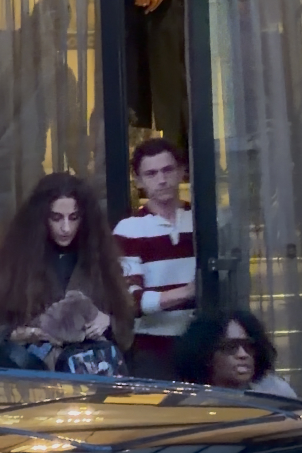 真是煞风景！今天Zendaya打扮得美美的在巴黎和Robert Pattinso