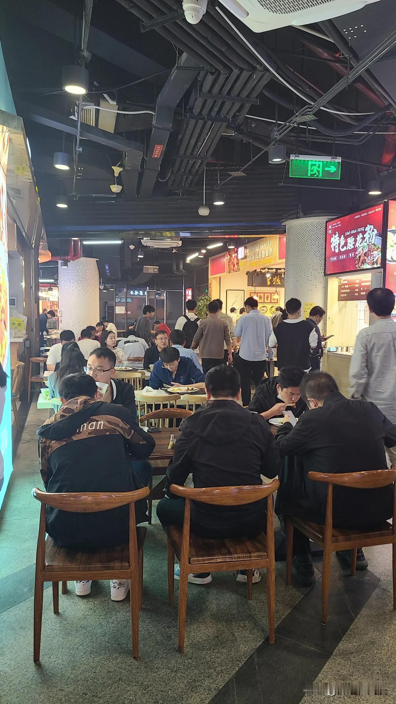 这两天在楼下商业街看到，堂食的人真不少，武汉看来是在恢复了