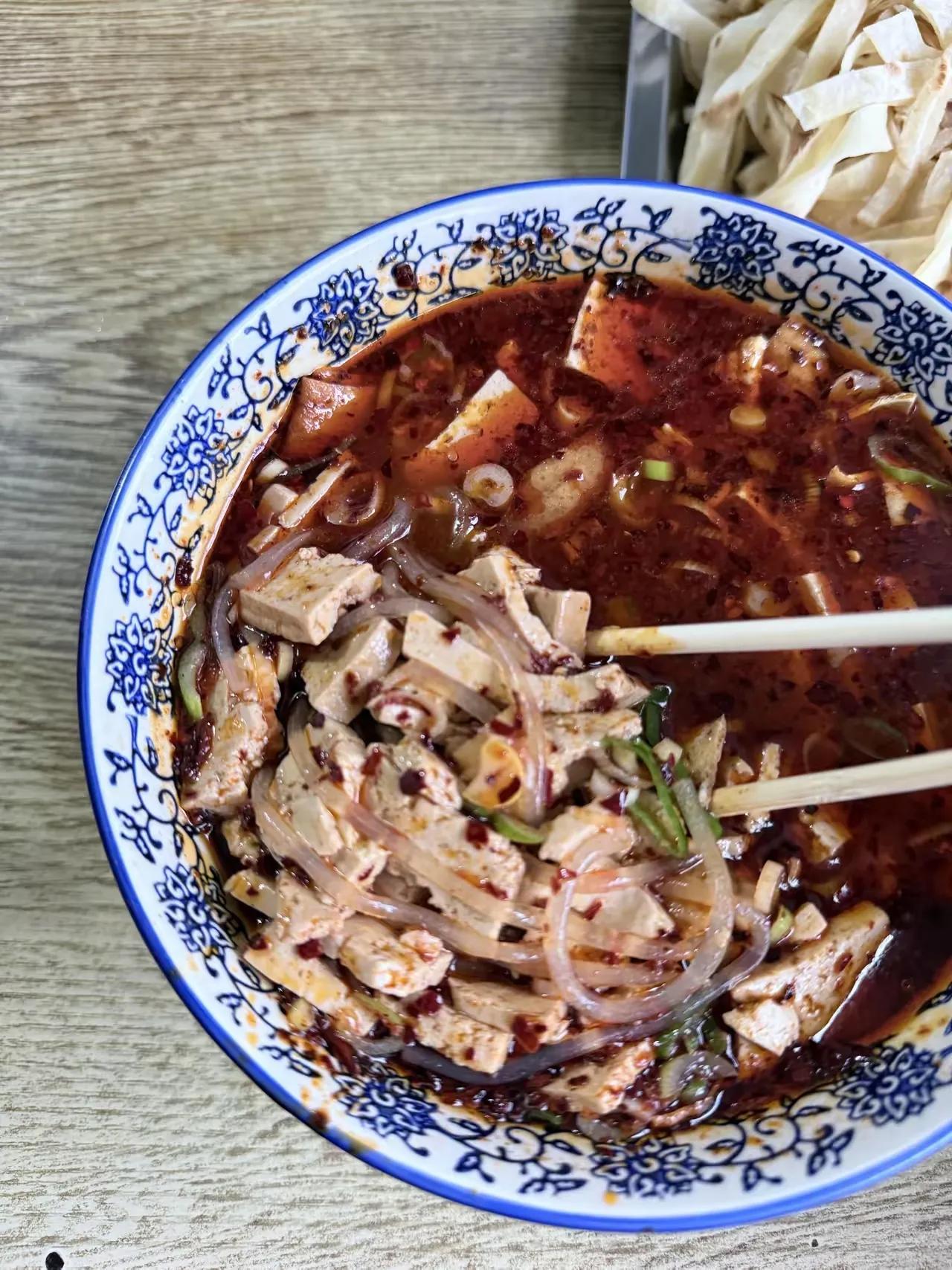 为什么洛阳的汤，越喝越没味了？

牛汤馆见不着骨头，豆腐汤里小白菜换成了生菜，免