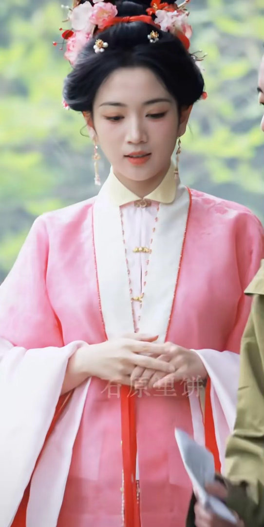 宝珠和恰逢春感觉好像姐妹剧都是🥭的剧，少男少女，服装质感也挺像，怀疑海报那个摄
