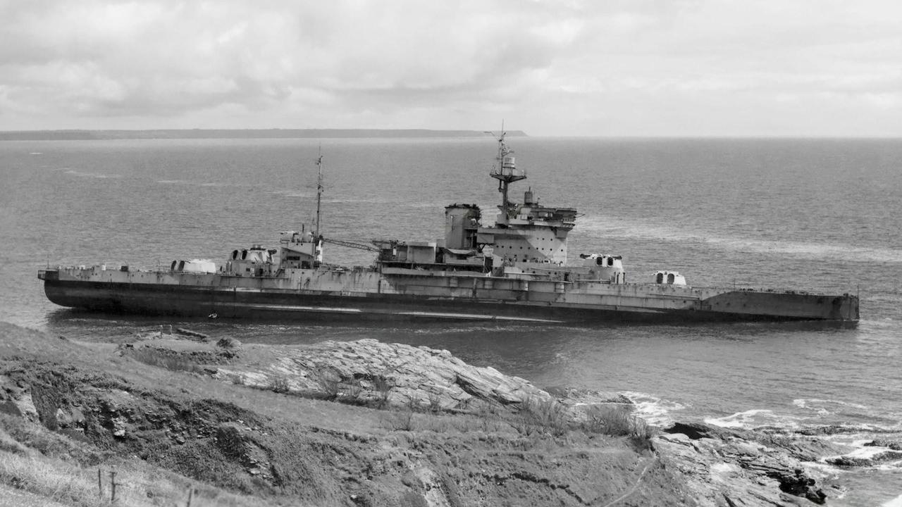 1947年在普鲁士湾搁浅的“厌战”号战列舰
1947年5月，主炮炮管已被拆除的“