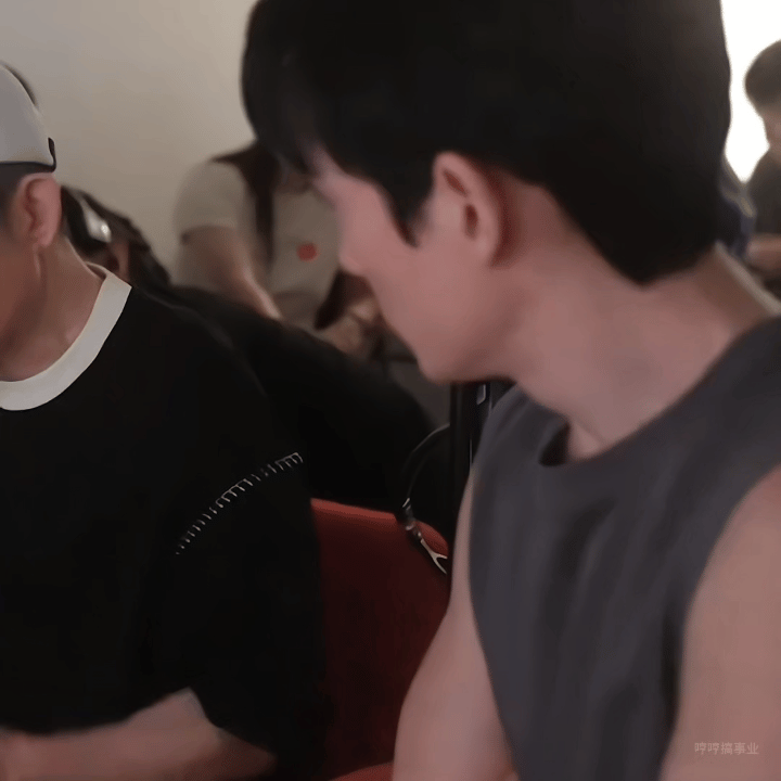 朱一龙灰T和黑T