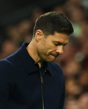 阿隆索的处境并非“赢下接下来的两场比赛，你就能继续执教”那么简单。俱乐部希望球队