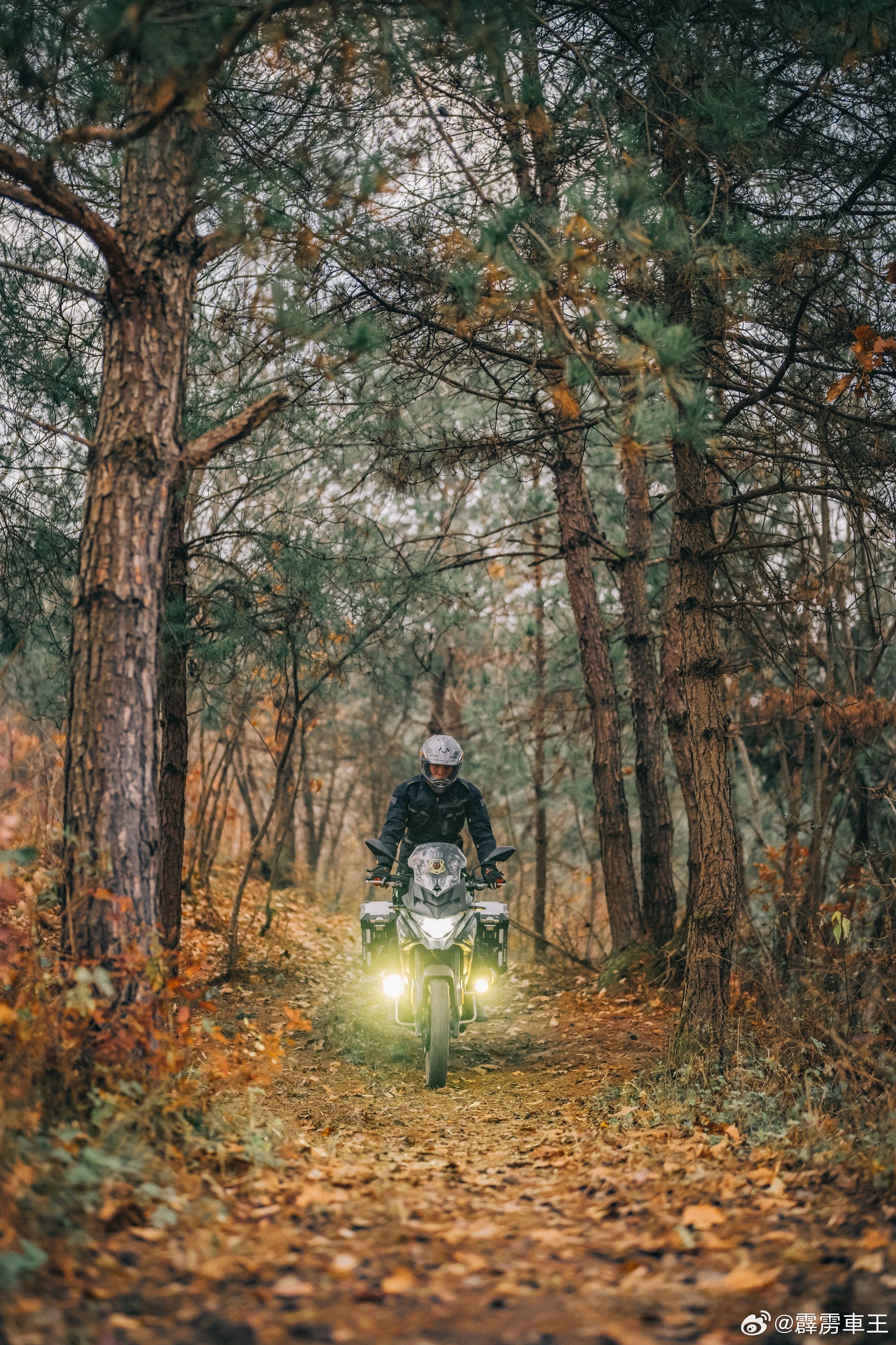 以轮为刃，踏遍山河。ADV骑士，无畏征途，不惧远方。公路、山野、溪流、雪原，皆为