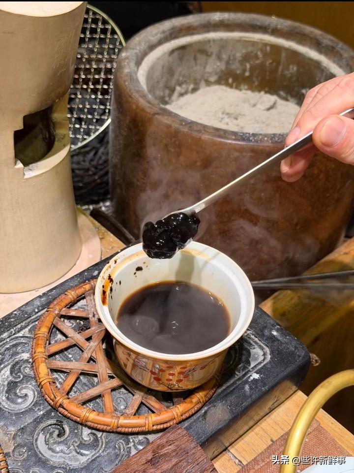 早已绝版的1988年龟苓膏
很少有人见过药厂出品的年份龟苓膏。
这罐1988年药