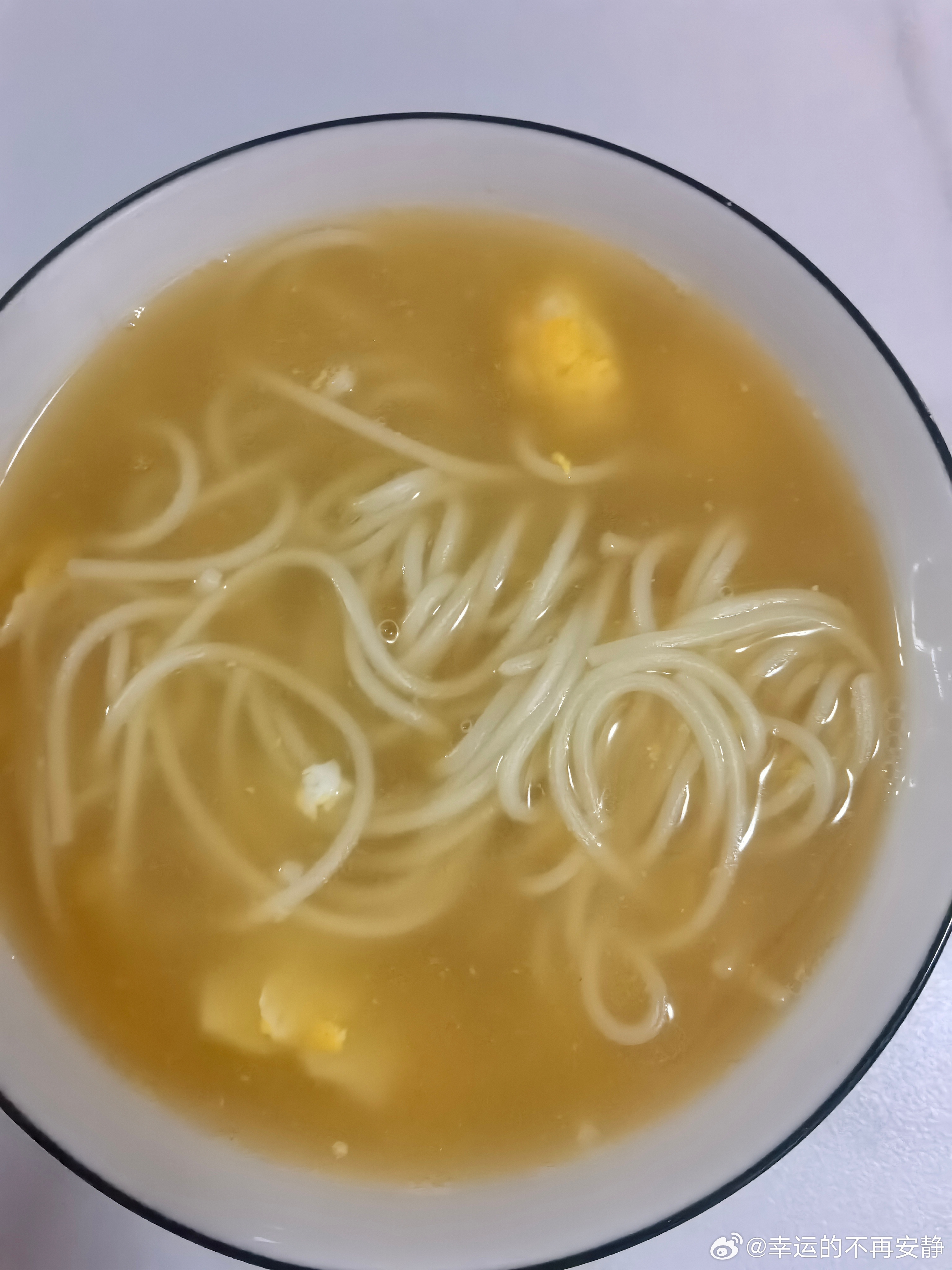 今天又是鸡飞狗跳的早上，儿子得去学校开散学典礼，老师让带报告单，毛巾，红领巾。我