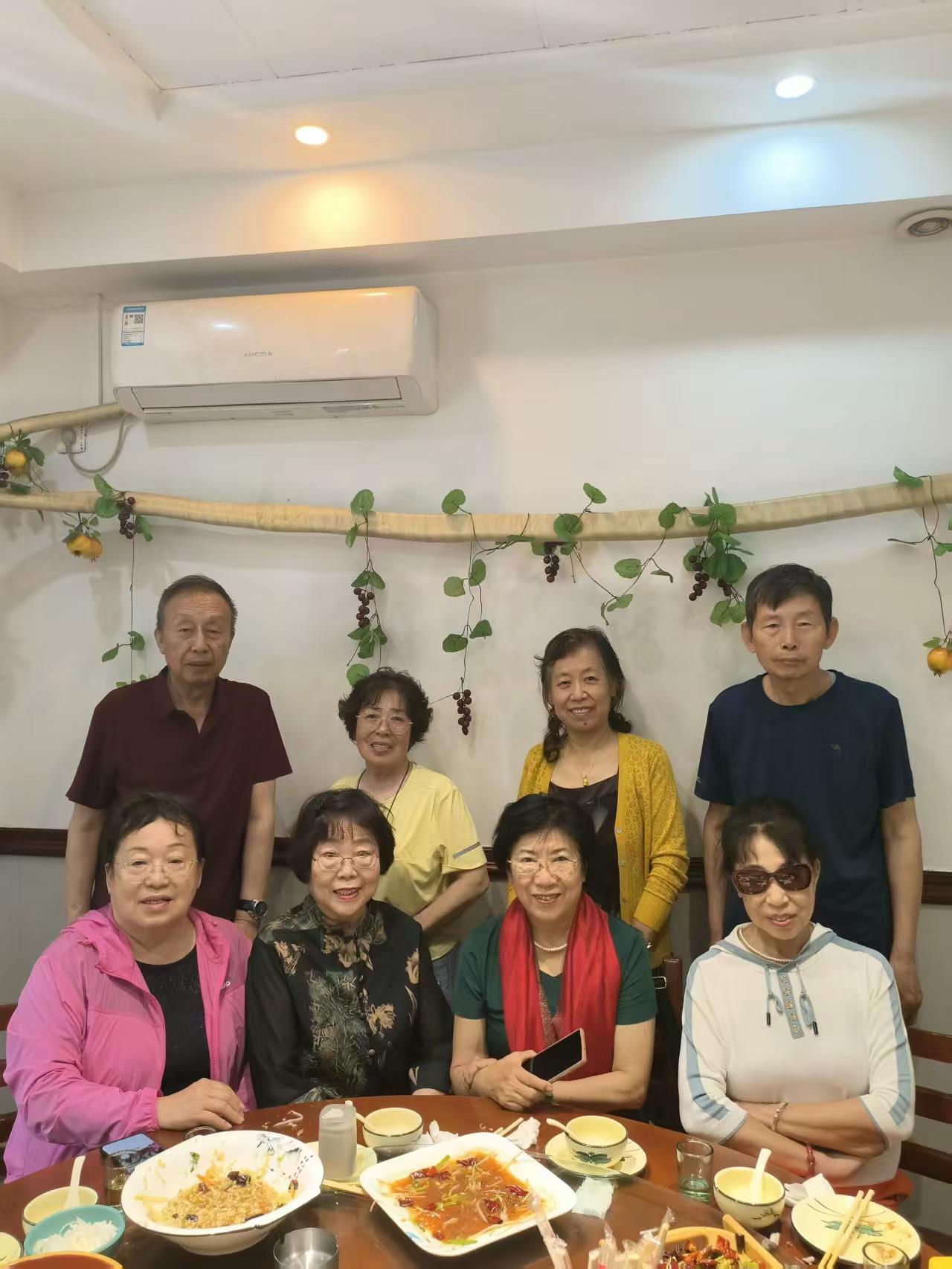 属马人相聚东湖公园，开心快乐就好。