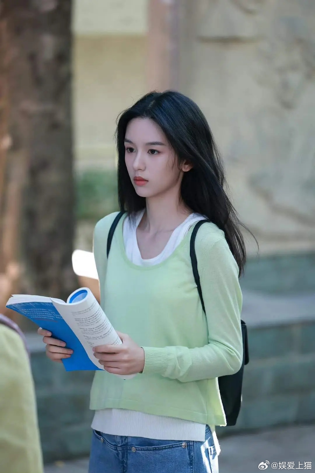 周也这个妆造也太好看了吧，清冷感铺面而来 