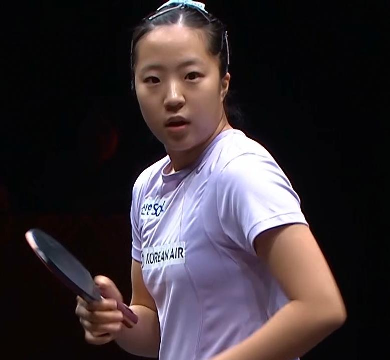 申裕斌2-4朱芊曦
香港总决赛，朱芊曦晋级女单8强，下一轮对阵王曼昱。
申裕斌右