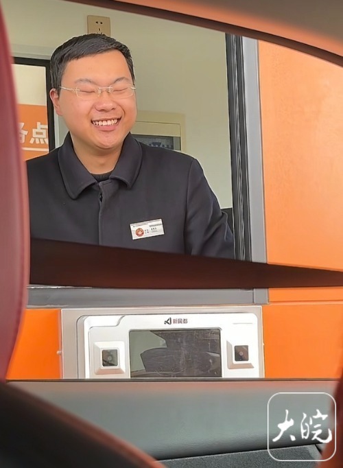 #网友为微笑服务建议走人工通道#【#皖美高速的微笑有多治愈#】近日，安徽高速收费