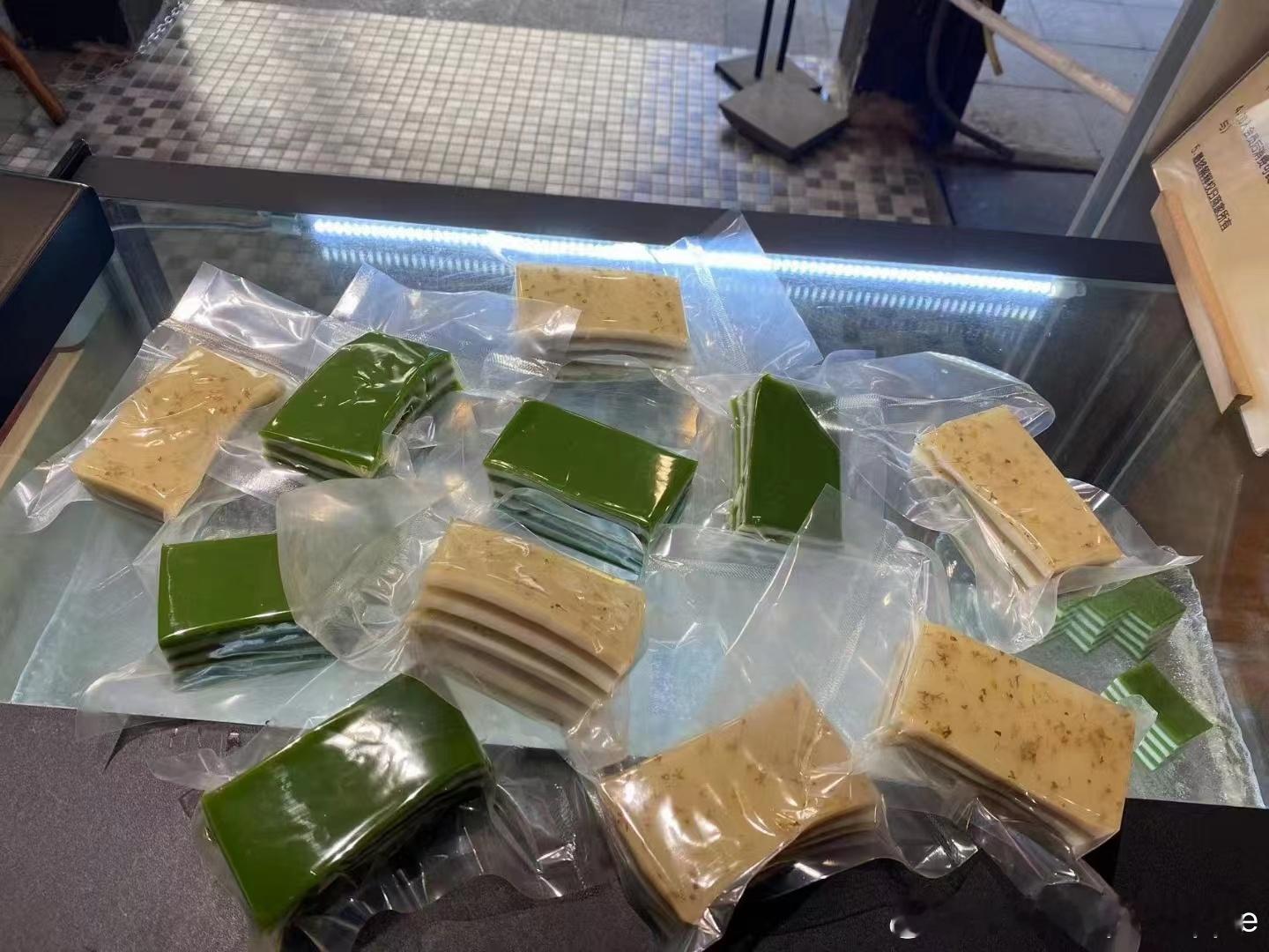 美食博主跨域创业勤奋营业[喵喵]今日份五彩斑斓🌈千层马蹄糕店铺已打包邮寄📦支
