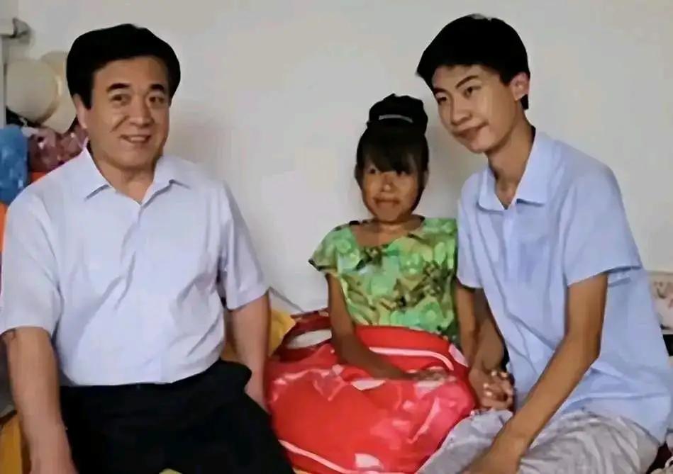 河北一考生高考744分，清华校长亲自带着录取通知书上门拜访，可谁知当校长和记者推