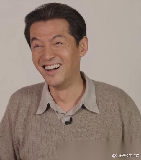 胡歌拍摄电影《抓特务》时，一进剧组，就发现师弟雷佳音一边盘核桃一边背台词，挺有意