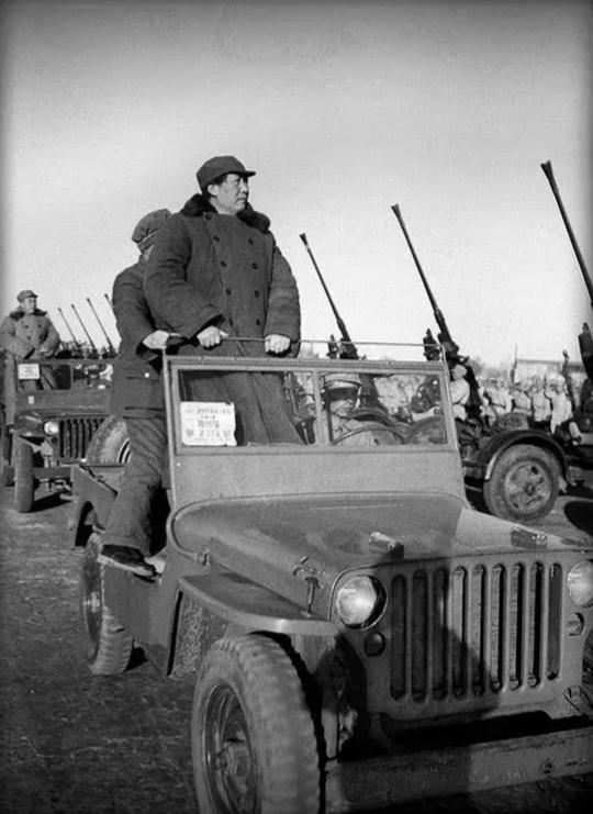 1949年3月25日，毛主席、朱老总在北京西苑机场检阅高炮部队。